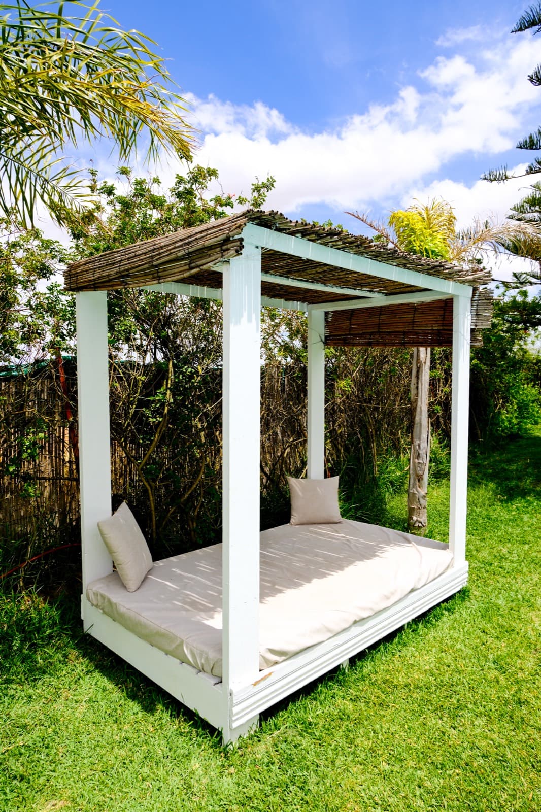 Lit gazebo posé sur la pelouse