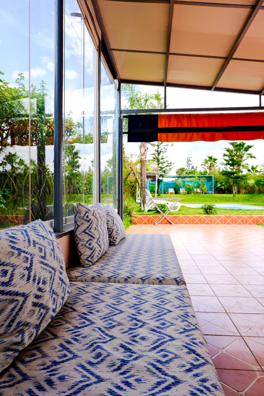 Banquette de terrasse face à la piscine