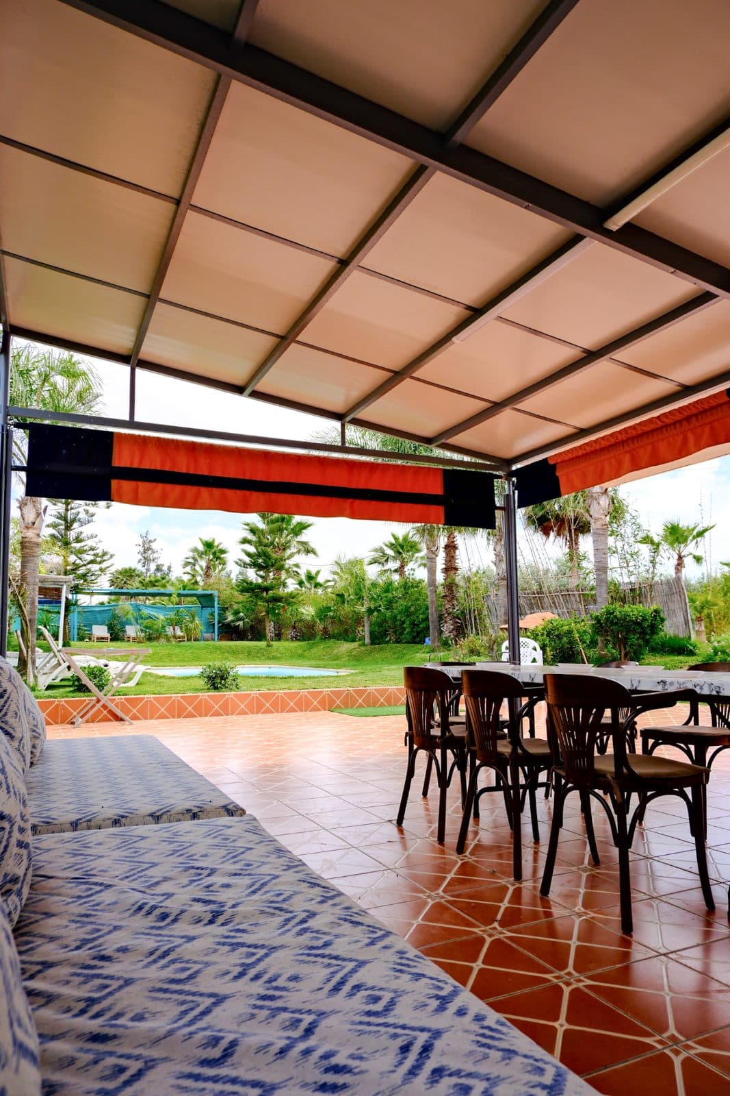Piscine et terrasses à Farm Eden, ferme avec piscine privée près de Rabat