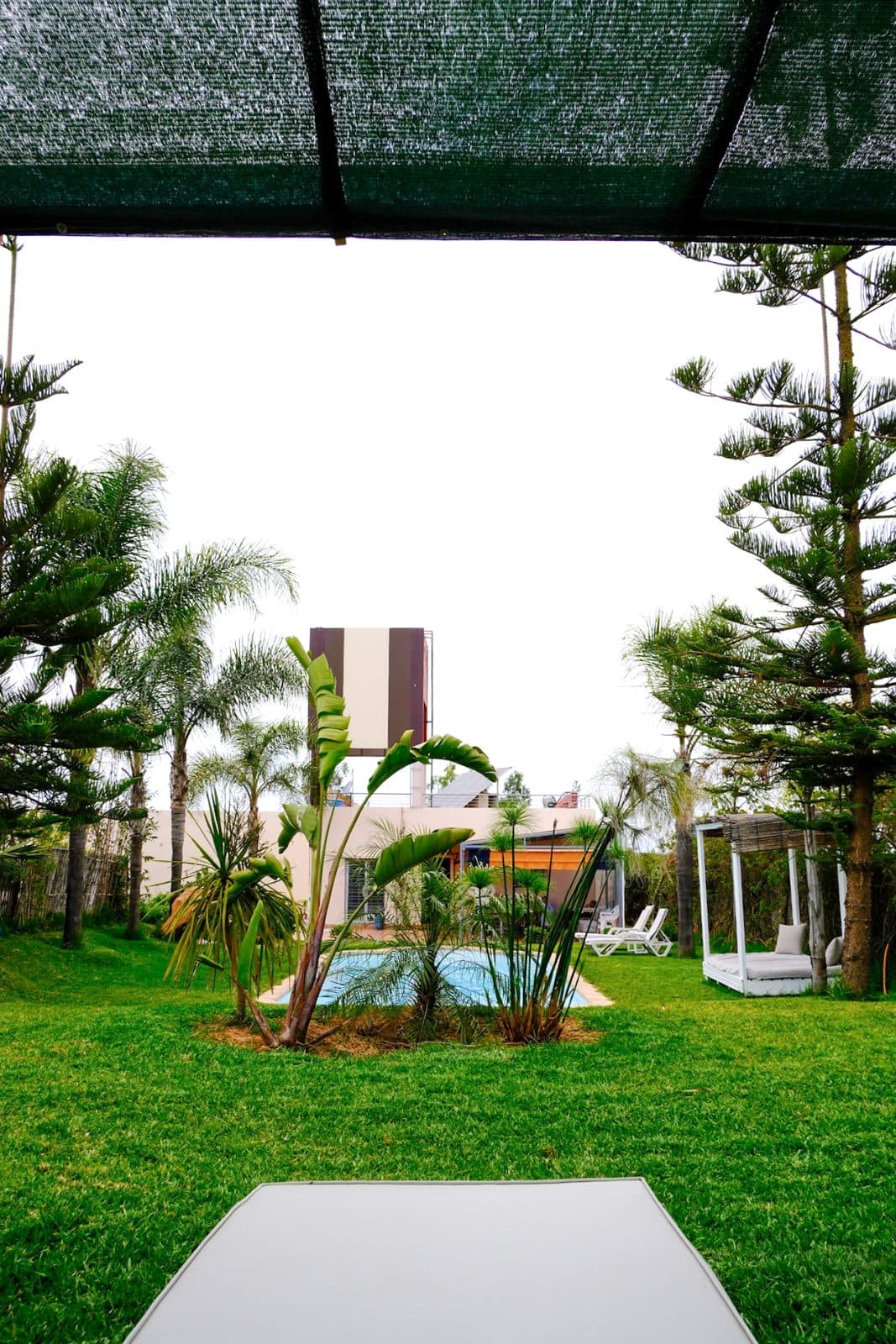 Piscine et terrasses à Farm Eden, ferme avec piscine privée près de Rabat