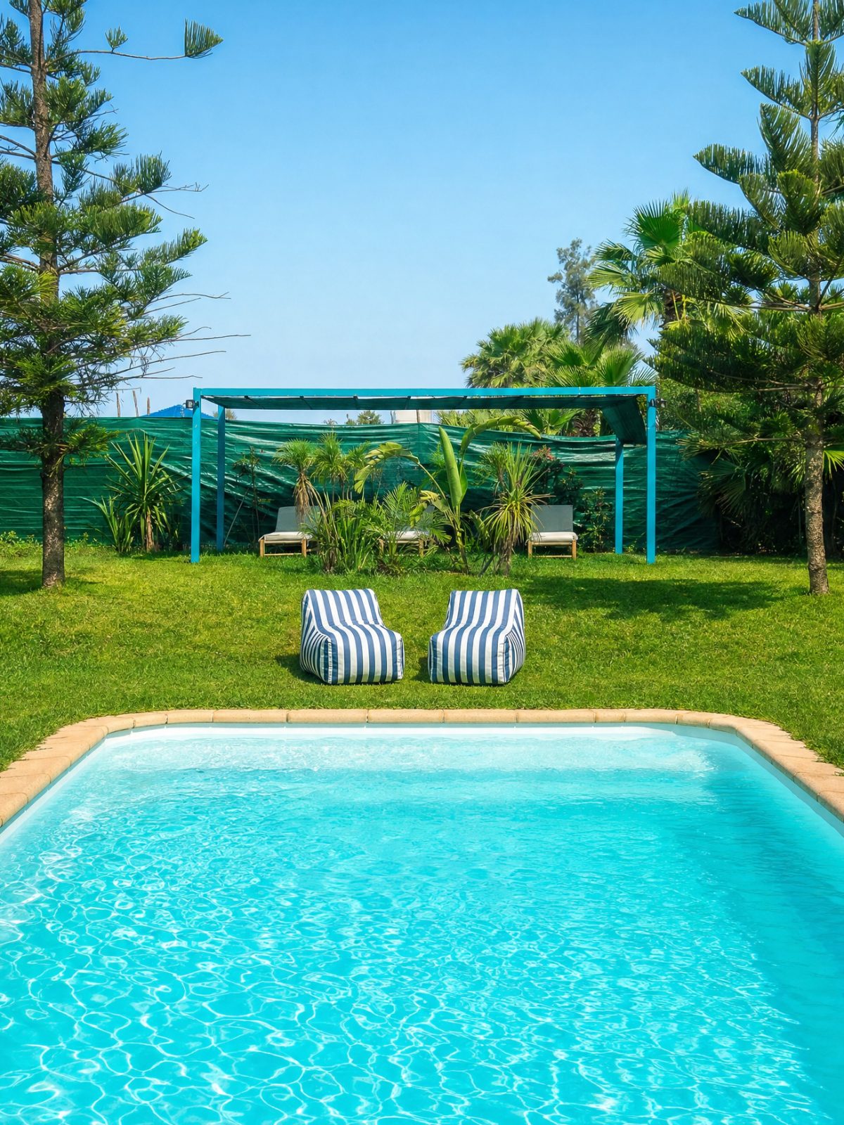 Piscine privée de Farm Eden entourée de verdure